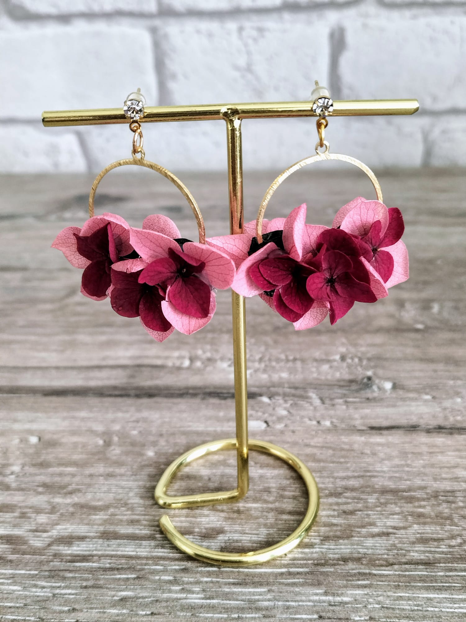 Boucle d'oreille fleurs séchées rose  /fuchsia