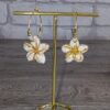 Collection créole perle de rocaille  fleur de tiaré blanche  /doré