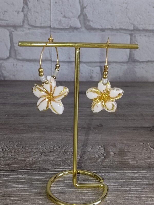 Collection créole perle de rocaille  fleur de tiaré blanche  /doré