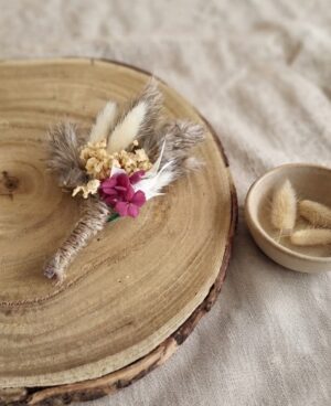 Boutonnière fleurs séchées blanc /fuchsia