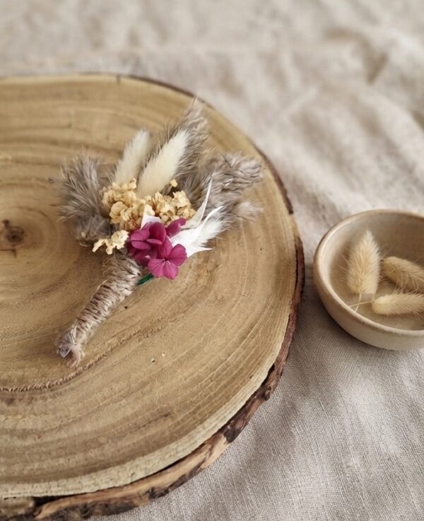 Boutonnière fleurs séchées blanc /fuchsia