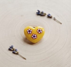 Pin's cœur jaune petites fleurs