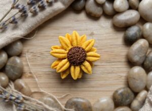 Pin's cœur jaune petites fleurs